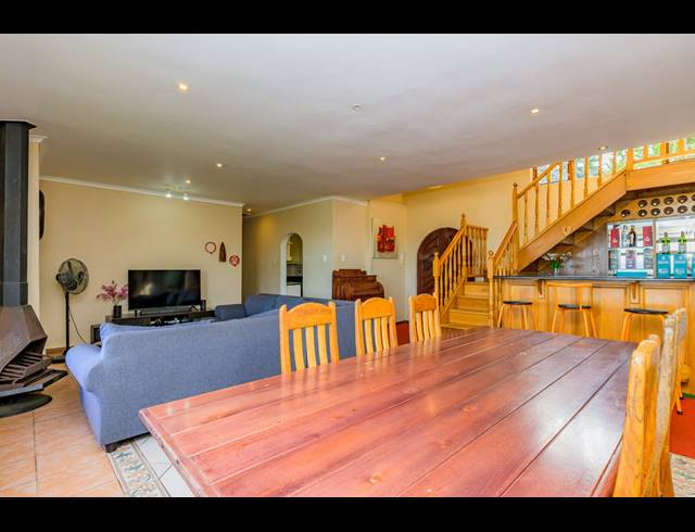 8 BEDROOM HOUSE FOR SALE IN COWIES HILL